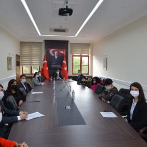 20 Kasım Dünya Çocuk Hakları Günü dolayısıyla İl Çocuk Hakları Komitesi üyesi çocuklarının katılımıyla Cumhuriyet Meydanı’nda Atatürk Anıtı’na çelenk sunma programı gerçekleştirildi. - fotoğraf 5