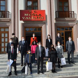 20 Kasım Dünya Çocuk Hakları Günü dolayısıyla İl Çocuk Hakları Komitesi üyesi çocuklarının katılımıyla Cumhuriyet Meydanı’nda Atatürk Anıtı’na çelenk sunma programı gerçekleştirildi. - fotoğraf 6