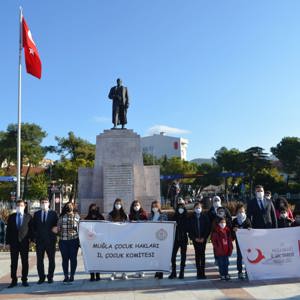 20 Kasım Dünya Çocuk Hakları Günü dolayısıyla İl Çocuk Hakları Komitesi üyesi çocuklarının katılımıyla Cumhuriyet Meydanı’nda Atatürk Anıtı’na çelenk sunma programı gerçekleştirildi. - fotoğraf 1