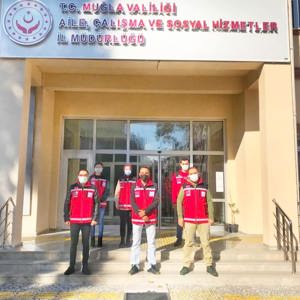Muğla Aile, Çalışma ve Sosyal Hizmetler İl Müdürlüğü 5. Grup Psikososyal Destek Ekibi İzmir Depreminden etkilenen vatandaşların yaralarını sarmak için İzmir'e ulaştı. - fotoğraf 1