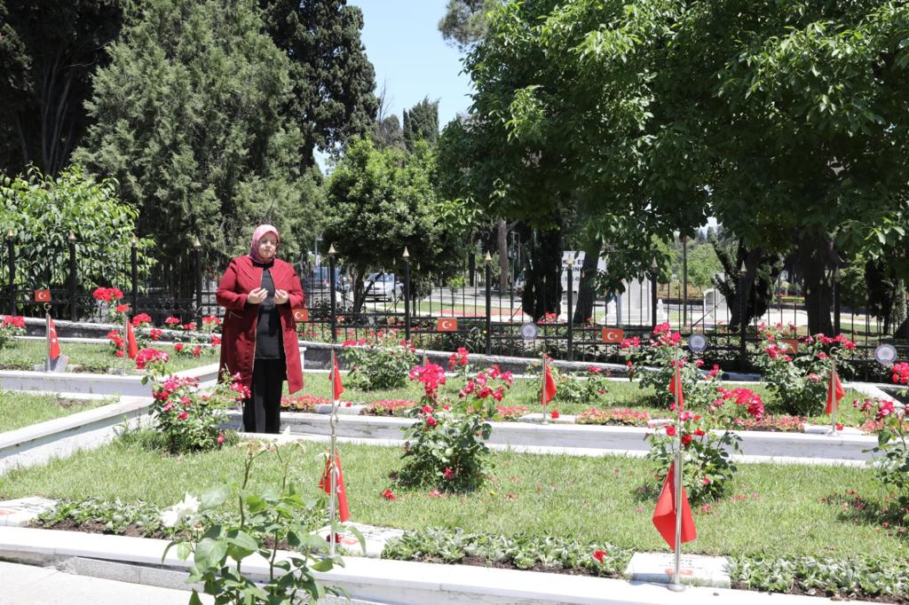 Bakan Selçuk, Bayramda Şehitliği Ziyaret Etti