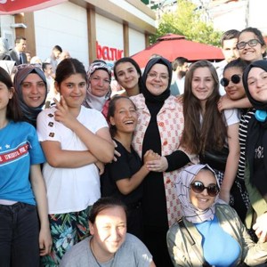  Bakan Selçuk, Ramazan Bayramı Dolayısıyla Bayram Mesajı Yayımladı ve Şehit Yakınlarımız ile Gazilerimizi Ziyaret Ederek, Çocuklarımız, Gençlerimiz ve Kıymetli Büyüklerimiz ile Bir Araya Geldi.  - fotoğraf 4