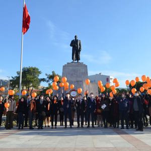 İl Müdürlüğümüz tarafından 25 Kasım Kadına Yönelik Şiddete Karşı Uluslararası Mücadele Günü nedeniyle Cumhuriyet Meydanı’nda Atatürk Anıtı’na çelenk sunma programı gerçekleştirildi. - fotoğraf 1