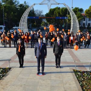 İl Müdürlüğümüz tarafından 25 Kasım Kadına Yönelik Şiddete Karşı Uluslararası Mücadele Günü nedeniyle Cumhuriyet Meydanı’nda Atatürk Anıtı’na çelenk sunma programı gerçekleştirildi. - fotoğraf 2