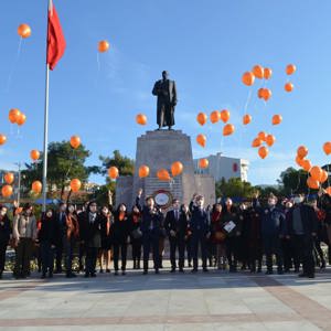 İl Müdürlüğümüz tarafından 25 Kasım Kadına Yönelik Şiddete Karşı Uluslararası Mücadele Günü nedeniyle Cumhuriyet Meydanı’nda Atatürk Anıtı’na çelenk sunma programı gerçekleştirildi. - fotoğraf 4