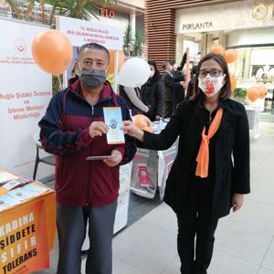 25 Kasım Kadına Yönelik Şiddete Karşı Uluslararası Mücadele Günü nedeniyle bilgilendirme ve farkındalık standı oluşturuldu. - fotoğraf 5