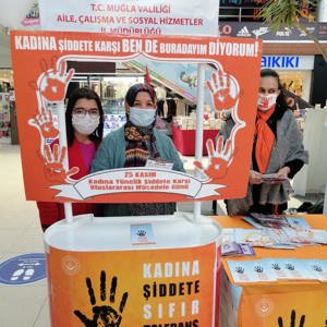 25 Kasım Kadına Yönelik Şiddete Karşı Uluslararası Mücadele Günü nedeniyle bilgilendirme ve farkındalık standı oluşturuldu. - fotoğraf 6