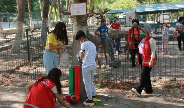 Öğrencilerimiz Sokak Hayvanları İçin kafes, Yem ve Su Kaplarını Parklara Yerleştirdi