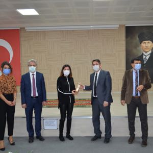 İl Müdürümüz Seyfi Bozçelik ve İl Müdür Yardımcılarımız 24 Kasım Öğretmenler Günü nedeniyle kurum ve kuruluşlarımızda görevli öğretmenlerimizin öğretmenler gününü kutladı.  - fotoğraf 4