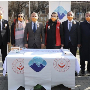 Ağrı’da 25 Kasım Kadına Yönelik Şiddete Karşı Uluslararası Mücadele Günü kapsamında vatandaşların bilinçlendirilmesi amacıyla stantlar kuruldu. - fotoğraf 1