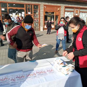 Ağrı’da 25 Kasım Kadına Yönelik Şiddete Karşı Uluslararası Mücadele Günü kapsamında vatandaşların bilinçlendirilmesi amacıyla stantlar kuruldu. - fotoğraf 4