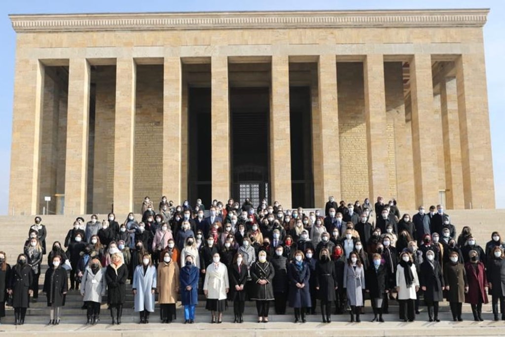 Bakan Selçuk: “Milli Mücadele Yıllarında, Kurtuluş Savaşı’nda Ön Saflarda Yer Alan Kahraman Kadınlarımızın Açtığı Yolda, Her Hal ve Şartta Milli İradenin Yanında Yer Alarak Demokrasimize ve Haklarımıza Aynı Cesaretle Sahip Çıkacağız”