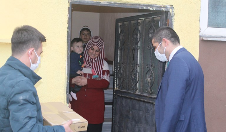İl Müdūrūmüz Kamil TÜYLÜOĞLU; Çayırova, Darıca, Dilovası ve Gebze ilçesindeki Bakanlığımız hizmet modellerinden yararlanan ailelerimizi ziyaret etti.