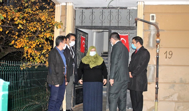 İl Müdürümüz Kamil TÜYLÜOĞLU, 17 Aralık Kayseri Şehitlerimiz Abdulsamet ÖZEN ve Raşit YÜCEL'in Körfez ilçemizde ikamet eden ailelerini ziyaret etti. 