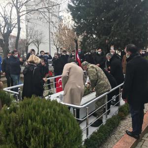Kırklarelili Şehidimiz Astsubay Piyade Üstçavuş Göktan ÖZÜPEK, şehadetinin 4.yıl dönümünde Kırklareli Şehitliğindeki kabrinin başında rahmet ve dualar ile anıldı. - fotoğraf 3