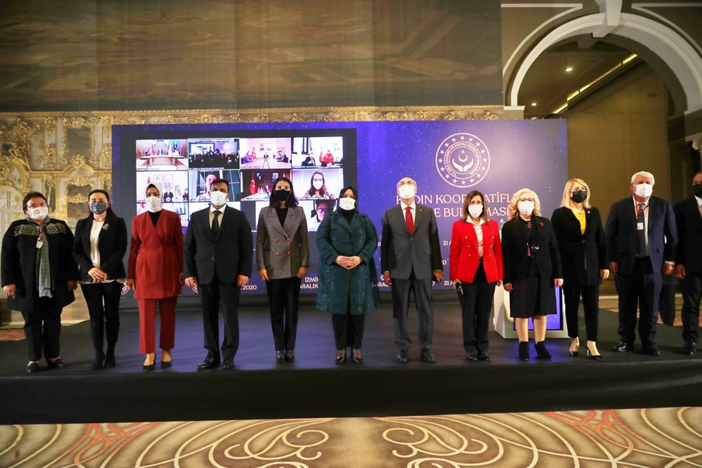 Bakan Selçuk, İzmir'de Kadın Kooperatifi Temsilcileriyle Buluştu