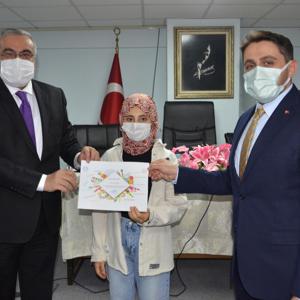 “Göç ve Aile’’ Temalı “Yazıyorum Çiziyorum Etkinliği” Resim Yarışmasında Ödüller Sahiplerini Buldu - fotoğraf 4