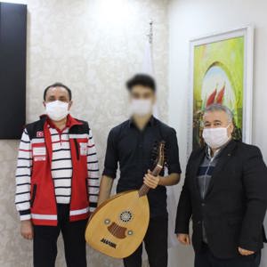 Mangala Şampiyonasında 1. Olan Y. E. ÇETİN’ e Sayın Valimiz Rahmi DOĞAN’ ın Göndermiş Olduğu Hediyeyi İl Müdürümüz Vermiştir.  - fotoğraf 1