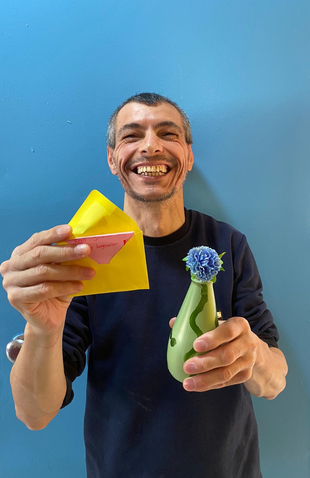 Çocuk Evlerimizde koruma ve bakım altında bulunan çocuklarımızın kendi elleriyle hazırladıkları hediyeleri Kırklareli Bakım Rehabilitasyon ve Aile Danışma Merkezinden hizmet alan engellilerimize teslim ettik.