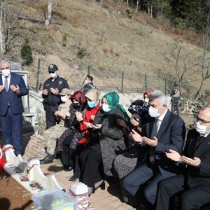 Bakanımız Zehra Zümrüt Selçuk Şehit Eren Bülbül'ün kabrini ziyaret etti - fotoğraf 2