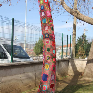 Engellilerimiz Marifetli Elleriyle Ağaçlara Giysi Ördüler - fotoğraf 2