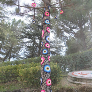 Engellilerimiz Marifetli Elleriyle Ağaçlara Giysi Ördüler - fotoğraf 4