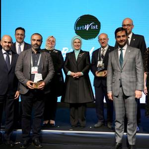 Emine Erdoğan Hanımefendi, Bakanımız Selçuk ile birlikte "Sıfır Atık Projesi''nden İlham Alınan "Atıktan Sanata" (ARTWİST) Adlı Projenin Tanıtımına Katıldı - fotoğraf 1