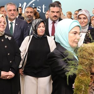 Emine Erdoğan Hanımefendi, Bakanımız Selçuk ile birlikte "Sıfır Atık Projesi''nden İlham Alınan "Atıktan Sanata" (ARTWİST) Adlı Projenin Tanıtımına Katıldı - fotoğraf 7