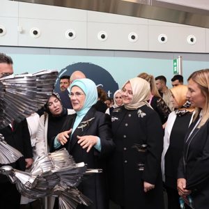 Emine Erdoğan Hanımefendi, Bakanımız Selçuk ile birlikte "Sıfır Atık Projesi''nden İlham Alınan "Atıktan Sanata" (ARTWİST) Adlı Projenin Tanıtımına Katıldı - fotoğraf 5