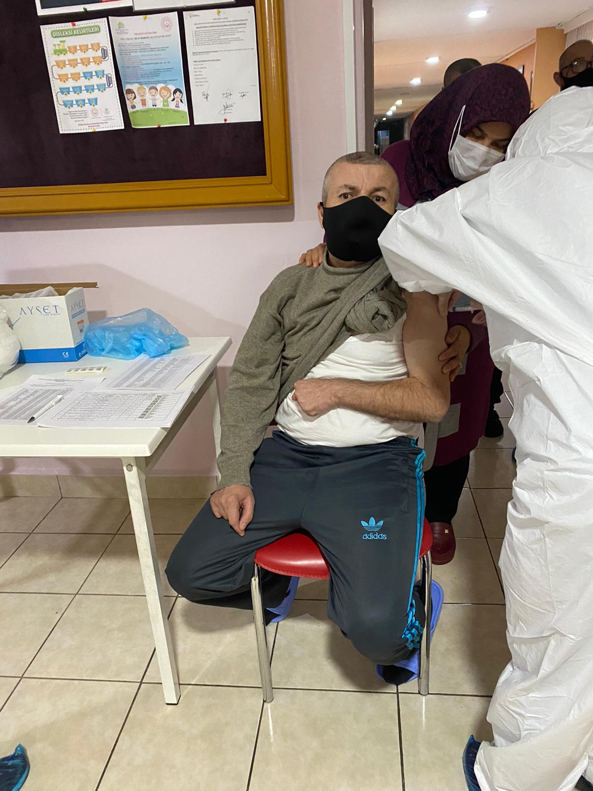 Kırklareli Bakım Rehabilitasyon ve Aile Danışma Merkezimizden hizmet alan engelli bireylerimiz ve personelimize Kovid-19 Aşı Uygulaması gerçekleştirildi.