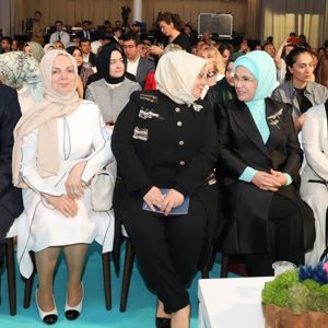 Emine Erdoğan Hanımefendi, Bakanımız Selçuk ile birlikte "Sıfır Atık Projesi''nden İlham Alınan "Atıktan Sanata" (ARTWİST) Adlı Projenin Tanıtımına Katıldı - fotoğraf 2