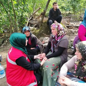 Psikososyal Destek Ekiplerimiz Araklı’da Selden Etkilenen Vatandaşlarımıza Psikolojik İlk Yardımda Bulundu - fotoğraf 1