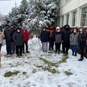 Kırklareli Bakım Rehabilitasyon ve Aile Danışma Merkezimizden hizmet alan engelli bireylerimiz ile yılın yağan ilk karında kardan adam yaparak eğlenceli vakit geçirdik. - fotoğraf 1