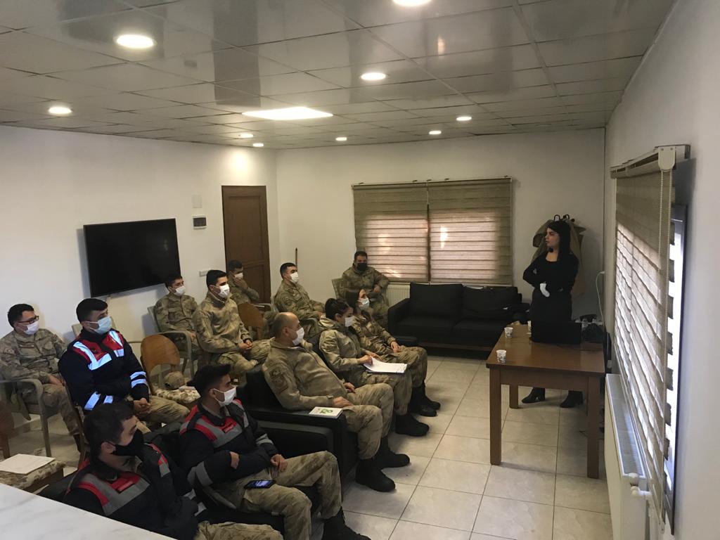 Yayladağı ve Altınözü Jandarma Karakol Komutanlığı'na "Kadına Yönelik Şiddetle Mücadele" Konulu Eğitim Verildi.