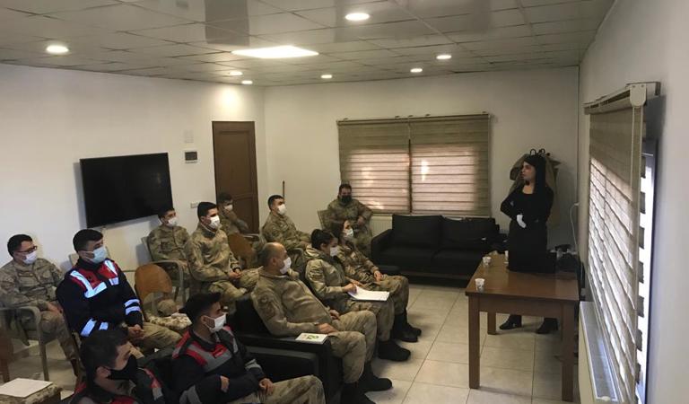Yayladağı ve Altınözü Jandarma Karakol Komutanlığı'na "Kadına Yönelik Şiddetle Mücadele" Konulu Eğitim Verildi.