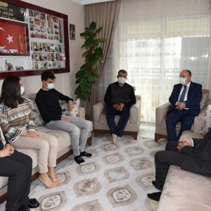 Sayın Valimiz Ömer Faruk Coşkun, Şehit Ve Gazi Ailelerimizi Ziyaret Etti - fotoğraf 2