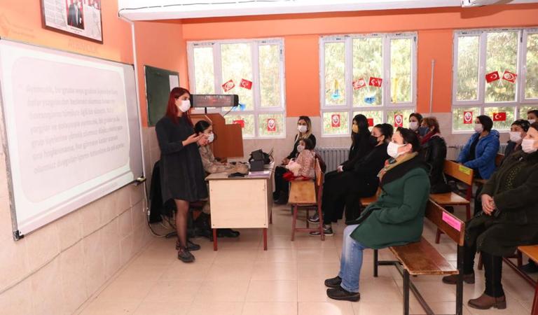 Defne İlçesi Jandarma Karakol Komutanlığı'na "Kadına Yönelik Şiddetle Mücadele" Konulu Seminer Verildi.
