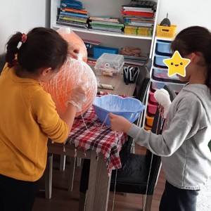 Çocuklarımız Ev Yapımı Tutkal Hazırlayarak İple Balon Lamba Çalışması Yaptılar. - fotoğraf 3