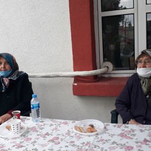 Güzel sesiyle Türk Sanat müziği şarkılarını söyleyen değerli büyüğümüz hem huzurevi sakinlerimizin hem de personelimizin büyük beğenisini kazandı. Hep birlikte güzel bir gün geçirdik. - fotoğraf 1