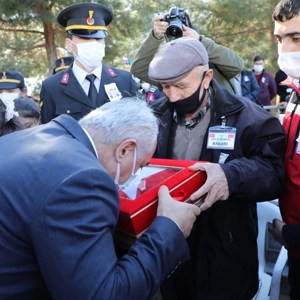Şehit Süleyman Demirel Dualarla Son Yolculuğuna Uğurlandı - fotoğraf 10