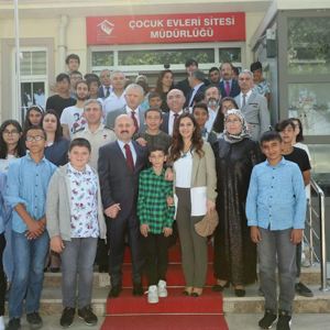 Valimiz Dr. Osman VAROL, eşi Funda VAROL Hanımefendi ve Protokol Üyeleri, Çocuklarımızla Bayram Kahvaltısında Bir Araya Geldi - fotoğraf 1