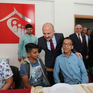 Valimiz Dr. Osman VAROL, eşi Funda VAROL Hanımefendi ve Protokol Üyeleri, Çocuklarımızla Bayram Kahvaltısında Bir Araya Geldi - fotoğraf 2