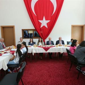 Valimiz Dr. Osman VAROL, eşi Funda VAROL Hanımefendi ve Protokol Üyeleri, Çocuklarımızla Bayram Kahvaltısında Bir Araya Geldi - fotoğraf 3