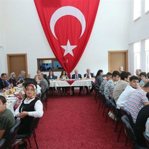 Valimiz Dr. Osman VAROL, eşi Funda VAROL Hanımefendi ve Protokol Üyeleri, Çocuklarımızla Bayram Kahvaltısında Bir Araya Geldi - fotoğraf 4