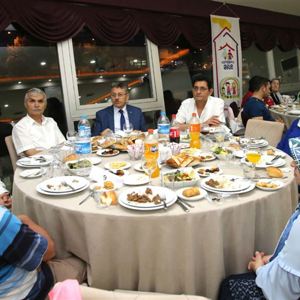Valimiz Dr. Osman VAROL, İl Müdürlüğümüz Tarafından Organize Edilen İftar Yemeğinde Koruyucu Ailelerle Bir Araya Geldi - fotoğraf 3