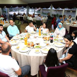 Valimiz Dr. Osman VAROL, İl Müdürlüğümüz Tarafından Organize Edilen İftar Yemeğinde Koruyucu Ailelerle Bir Araya Geldi - fotoğraf 5