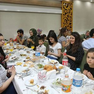Valimiz Dr. Osman VAROL, İl Müdürlüğümüz Tarafından Organize Edilen İftar Yemeğinde Koruyucu Ailelerle Bir Araya Geldi - fotoğraf 6