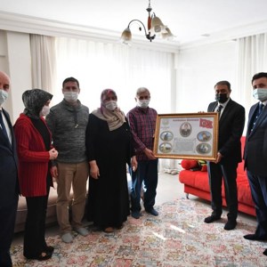 SAYIN VALİMİZ HASAN ŞILDAK ŞEHİT AİLESİNE ZİYARETTE BULUNDU - fotoğraf 3
