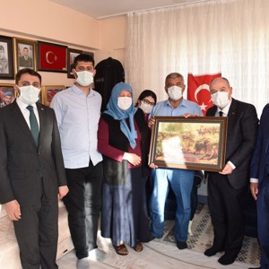 Sayın Valimiz Ömer Faruk Coşkun’dan Şehitlerimizin Kıymetli Ailelerine ve Gazilerimize Ziyaret - fotoğraf 6