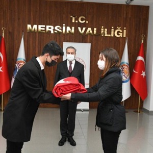 Çanakkale Zaferinin 106. Yılı ve Şehitler Günü Anısına 81 Genç 81 Bayrak Etkinliği Kapsamında Şanlı Bayrağımızı Teslim Aldık - fotoğraf 2